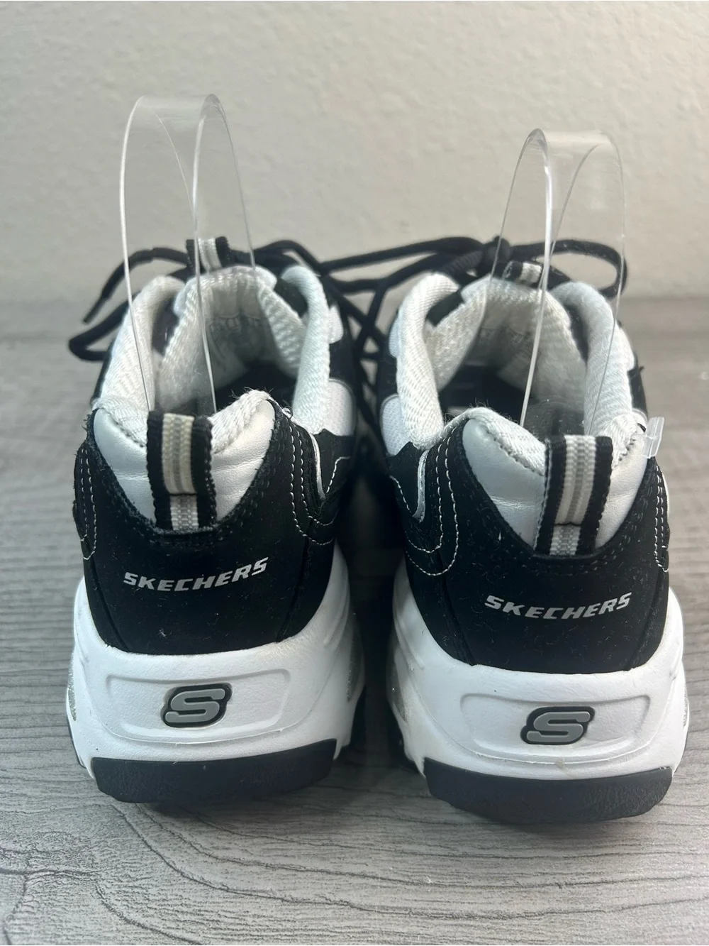 Skechers D’Lites  Women’s Black and White Athletic Sneakers Shoes Comfort Size 9